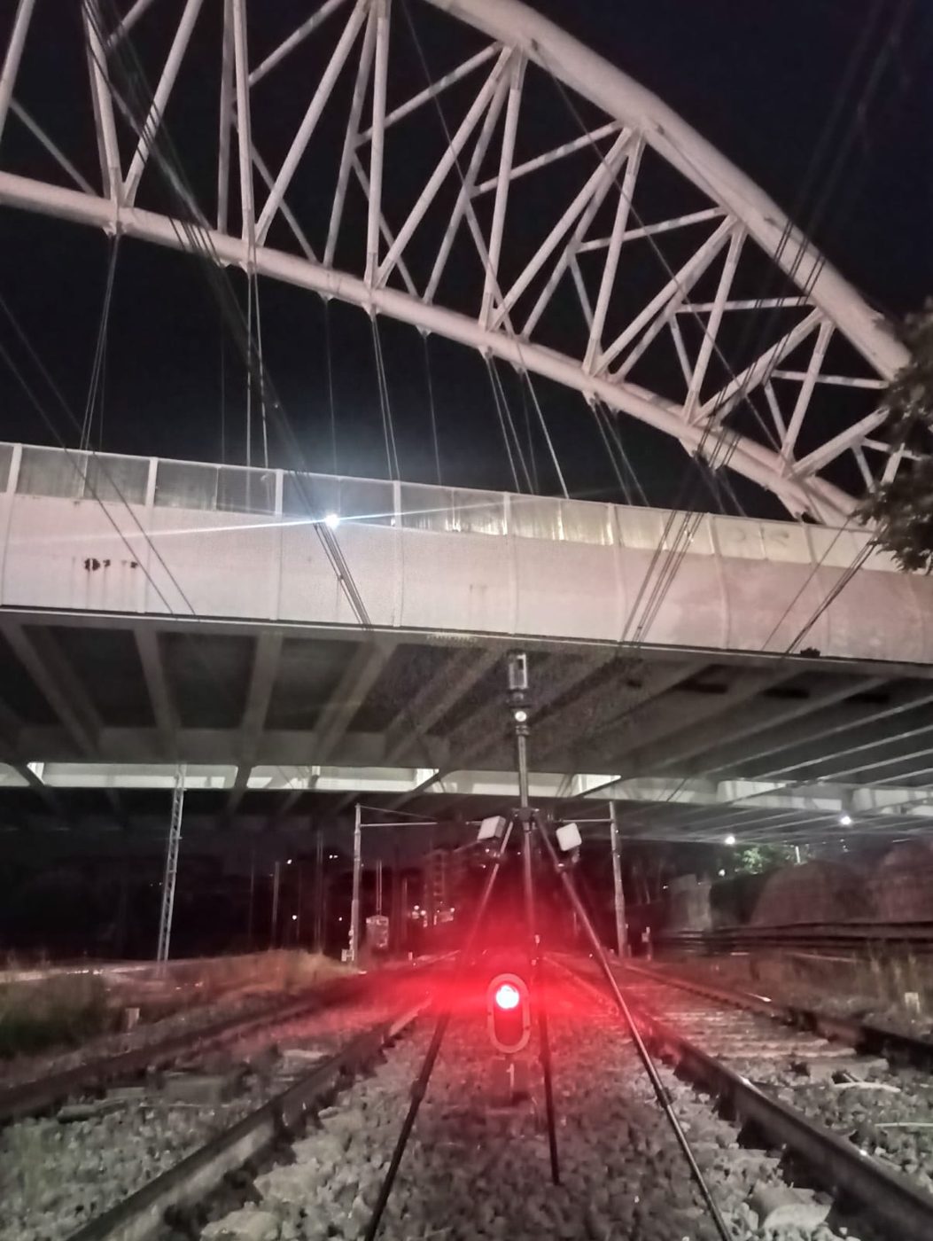 Rilievo notturno su un ponte ferroviario